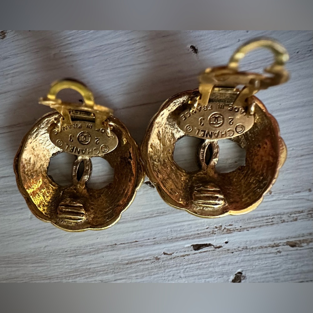 CHANEL Vintage Gold Interlocking Clip On CC Earrings - Picture 5 of 6